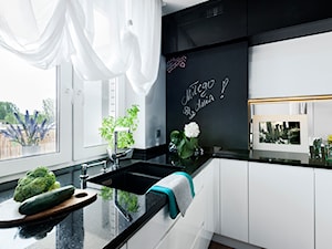 Kuchnia czarno-biała - Mała otwarta z kamiennym blatem czarna szara z zabudowaną lodówką z podblatowym zlewozmywakiem kuchnia w kształcie litery l z oknem, styl nowoczesny - zdjęcie od architektura&wnętrza Monika Kowalewska Pracownia Projektowa