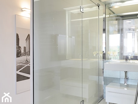 Aranżacje wnętrz - Łazienka: mieszkanie ze szklaną łazienką - Łazienka, styl nowoczesny - RS+ Robert Skitek. Przeglądaj, dodawaj i zapisuj najlepsze zdjęcia, pomysły i inspiracje designerskie. W bazie mamy już prawie milion fotografii!