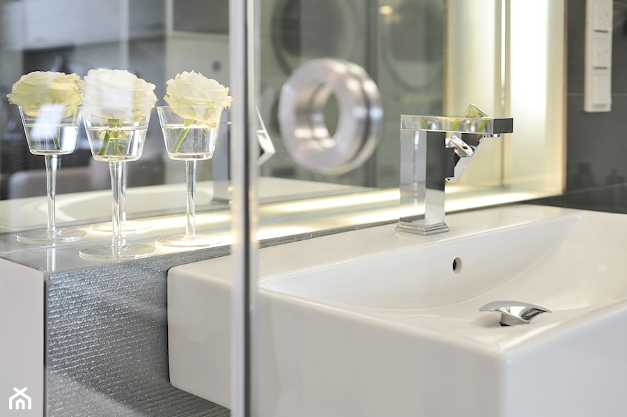 mieszkanie ze szklaną łazienką - Łazienka, styl nowoczesny - zdjęcie od RS+ Robert Skitek