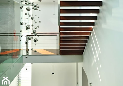 dom xv - Schody jednobiegowe drewniane, styl nowoczesny - zdjęcie od RS+ Robert Skitek