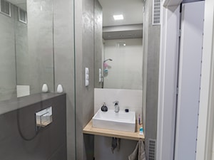 łazienka szaro biała z betonowymi akcentami - zdjęcie od BIAMS Budownictwo i Architektura Marcin Sieradzki - projektant, architekt