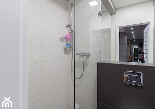 WC z prysznicem - zdjęcie od BIAMS Budownictwo i Architektura Marcin Sieradzki - projektant, architekt