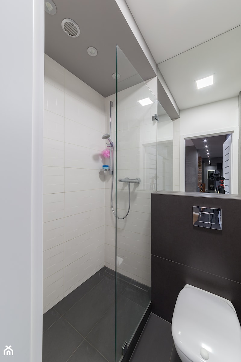 WC z prysznicem - zdjęcie od BIAMS Budownictwo i Architektura Marcin Sieradzki - projektant, architekt