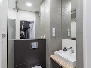 wc z prysznicem w części dziennej - zdjęcie od BIAMS Budownictwo i Architektura Marcin Sieradzki - projektant, architekt