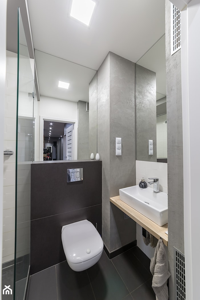 wc z prysznicem w części dziennej - zdjęcie od BIAMS Budownictwo i Architektura Marcin Sieradzki - projektant, architekt - Homebook