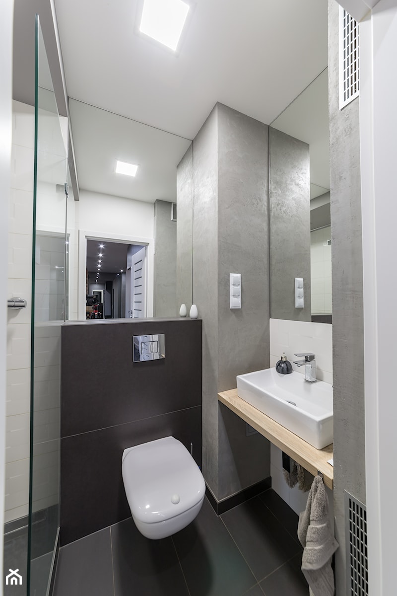 wc z prysznicem w części dziennej - zdjęcie od BIAMS Budownictwo i Architektura Marcin Sieradzki - projektant, architekt