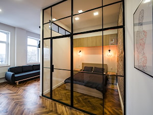 LOFTOWE WNĘTRZE - metamorfoza mieszkania w starym bloku - Średnia beżowa biała sypialnia - zdjęcie od Arkadiusz Bednarek 2