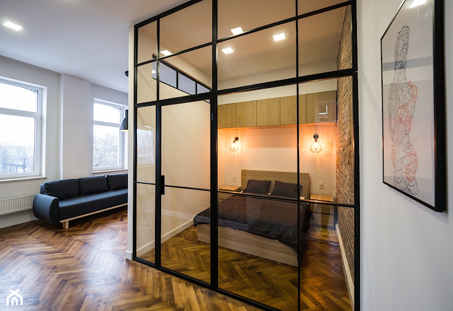 LOFTOWE WNĘTRZE - metamorfoza mieszkania w starym bloku - Średnia beżowa biała sypialnia - zdjęcie od Arkadiusz Bednarek 2