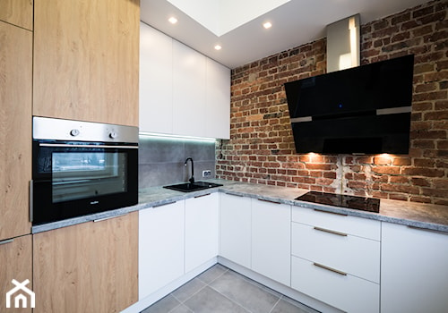 LOFTOWE WNĘTRZE - metamorfoza mieszkania w starym bloku - Średnia zamknięta czarna z zabudowaną lodówką z nablatowym zlewozmywakiem kuchnia w kształcie litery l - zdjęcie od Arkadiusz Bednarek 2