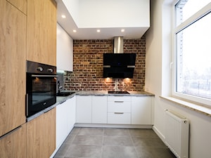 LOFTOWE WNĘTRZE - metamorfoza mieszkania w starym bloku - Średnia biała szara z zabudowaną lodówką z nablatowym zlewozmywakiem kuchnia w kształcie litery l z oknem - zdjęcie od Arkadiusz Bednarek 2