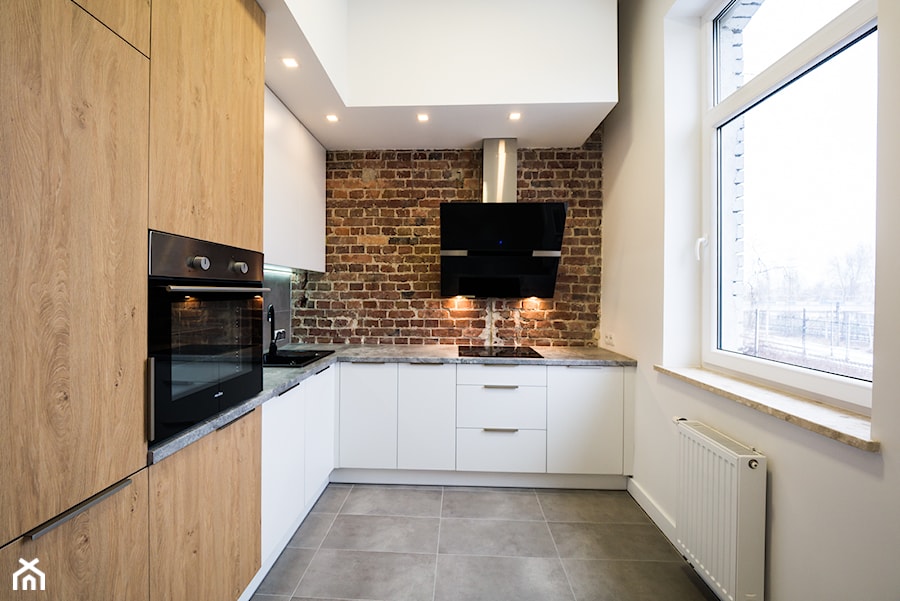 LOFTOWE WNĘTRZE - metamorfoza mieszkania w starym bloku - Średnia biała szara z zabudowaną lodówką z nablatowym zlewozmywakiem kuchnia w kształcie litery l z oknem - zdjęcie od Arkadiusz Bednarek 2