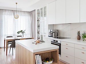 Apartament dla dwojga- realizacja - Średnia otwarta z salonem biała z zabudowaną lodówką kuchnia jednorzędowa z wyspą lub półwyspem z kompozytem na ścianie nad blatem kuchennym, styl nowoczesny - zdjęcie od LAVA Projektowanie Wnętrz