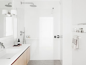Apartament dla dwojga- realizacja - Średnia z dwoma umywalkami z marmurową podłogą z punktowym oświetleniem łazienka, styl nowoczesny - zdjęcie od LAVA Projektowanie Wnętrz