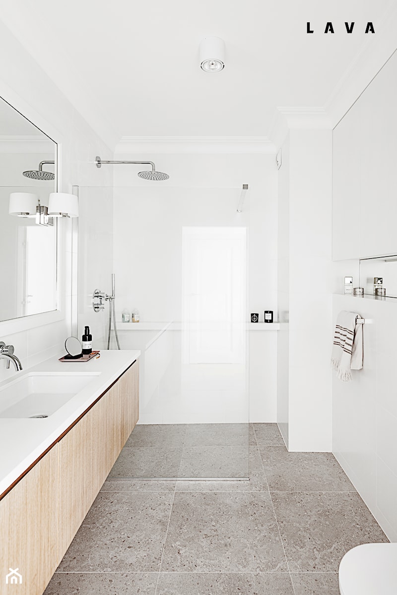 Apartament dla dwojga- realizacja - Średnia z dwoma umywalkami z marmurową podłogą z punktowym oświetleniem łazienka, styl nowoczesny - zdjęcie od LAVA Projektowanie Wnętrz