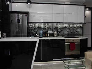 Mała zmiana po latach - metamorfoza 35m :) - Średnia otwarta z salonem czarna z zabudowaną lodówką z lodówką wolnostojącą z nablatowym zlewozmywakiem kuchnia dwurzędowa - zdjęcie od Dominik Małgowski
