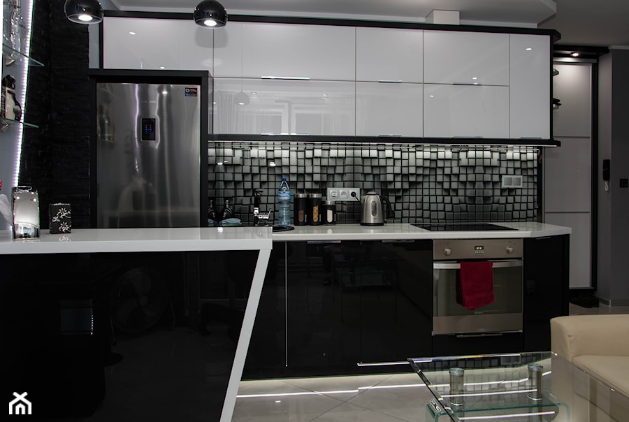Mała zmiana po latach - metamorfoza 35m :) - Średnia otwarta z salonem czarna z zabudowaną lodówką z lodówką wolnostojącą z nablatowym zlewozmywakiem kuchnia dwurzędowa - zdjęcie od Dominik Małgowski