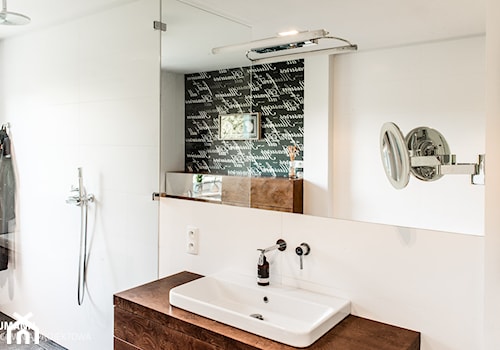 Średnia łazienka z oknem, styl nowoczesny - zdjęcie od BAUMANN PRACOWNIA PROJEKTOWA