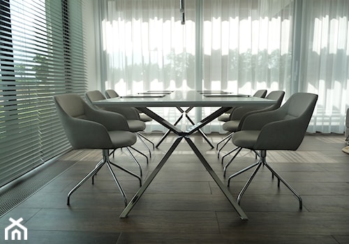 DOM PĘTKOWICE - Mała szara jadalnia w salonie, styl minimalistyczny - zdjęcie od AURA HOME