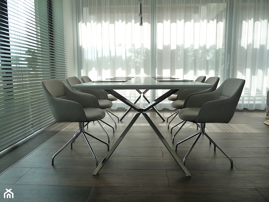 DOM PĘTKOWICE - Mała szara jadalnia w salonie, styl minimalistyczny - zdjęcie od AURA HOME