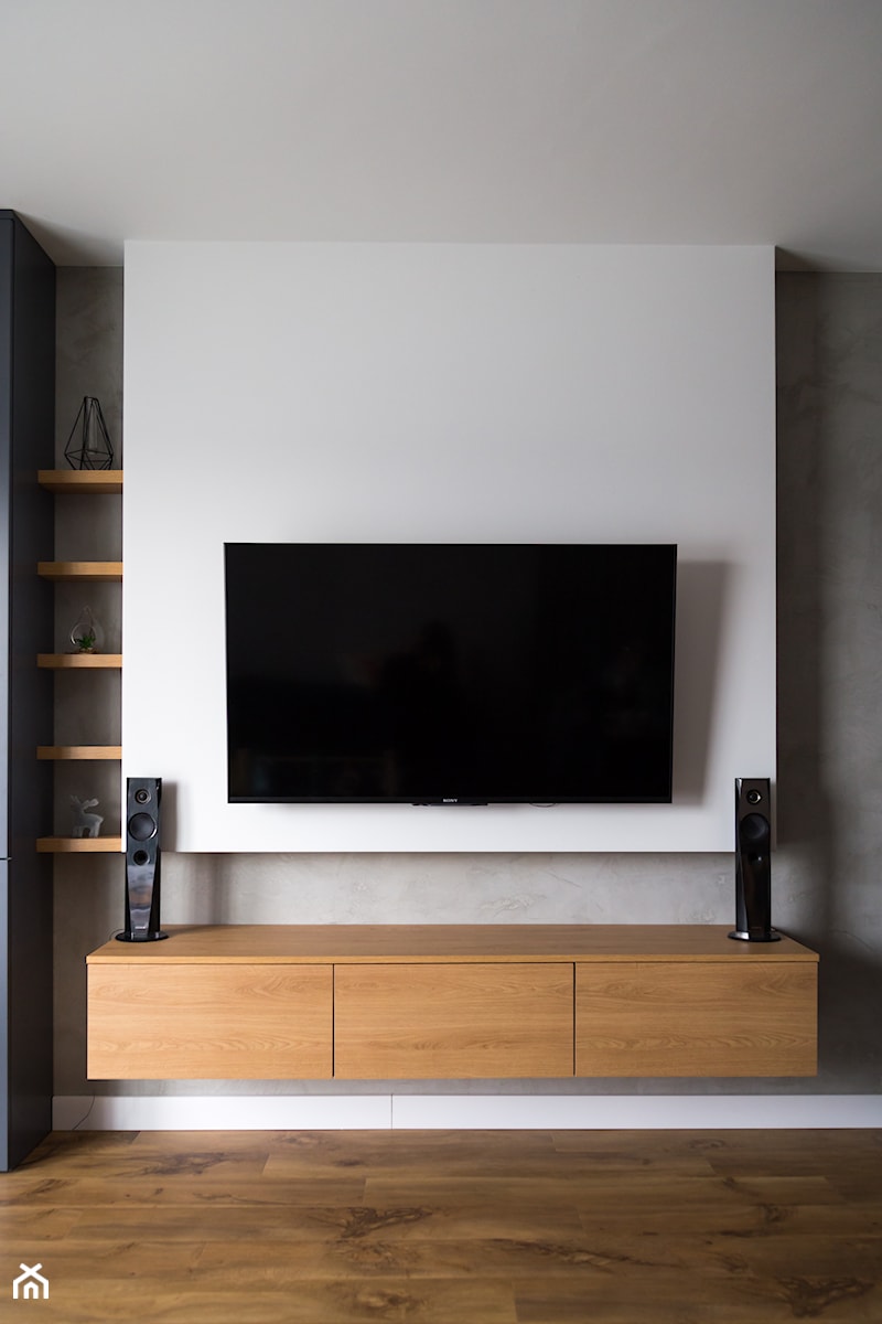 ściana z TV, styl nowoczesny z industrialnym - zdjęcie od AURA HOME