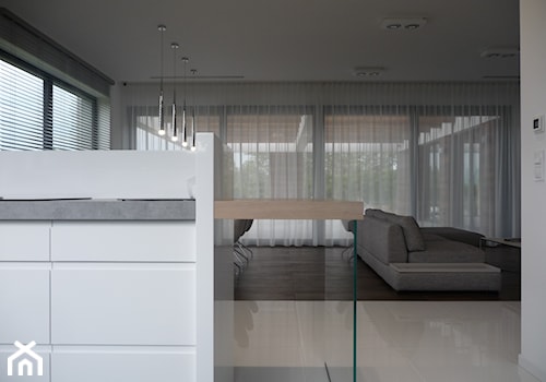 DOM PĘTKOWICE - Otwarta biała kuchnia jednorzędowa z oknem, styl nowoczesny - zdjęcie od AURA HOME