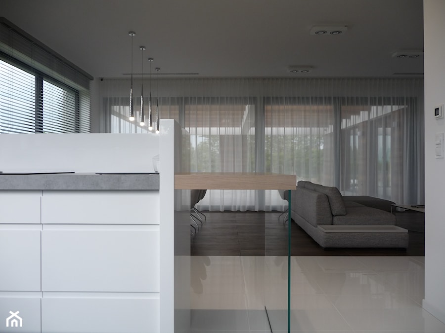DOM PĘTKOWICE - Otwarta biała kuchnia jednorzędowa z oknem, styl nowoczesny - zdjęcie od AURA HOME