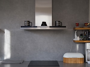 DOM ŁAPINO - Średnia biała szara z zabudowaną lodówką kuchnia jednorzędowa z oknem, styl nowoczesny - zdjęcie od AURA HOME