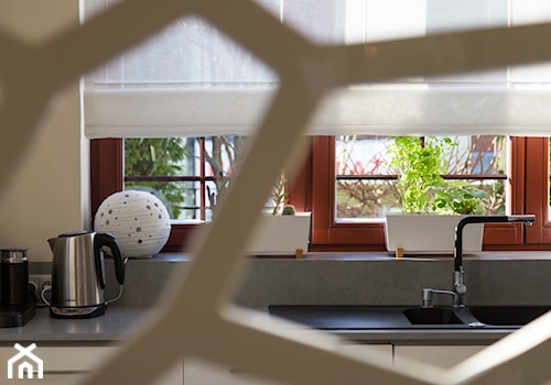 DOM ŁAPINO - Mała zamknięta z kamiennym blatem szara z zabudowaną lodówką z lodówką wolnostojącą z nablatowym zlewozmywakiem kuchnia jednorzędowa z wyspą lub półwyspem z oknem, styl nowoczesny - zdjęcie od AURA HOME