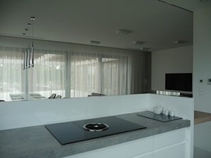 DOM PĘTKOWICE - Średnia otwarta z salonem biała z zabudowaną lodówką kuchnia jednorzędowa z oknem, styl nowoczesny - zdjęcie od AURA HOME