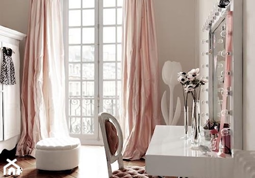 Średnia beżowa sypialnia z balkonem / tarasem, styl glamour - zdjęcie od Klinika Snu