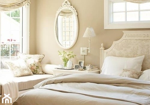 Mała beżowa sypialnia, styl glamour - zdjęcie od Klinika Snu