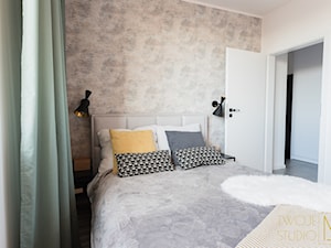 Sypialnia z tapetą jako ściana dekoracyjna - zdjęcie od Twoje M studio