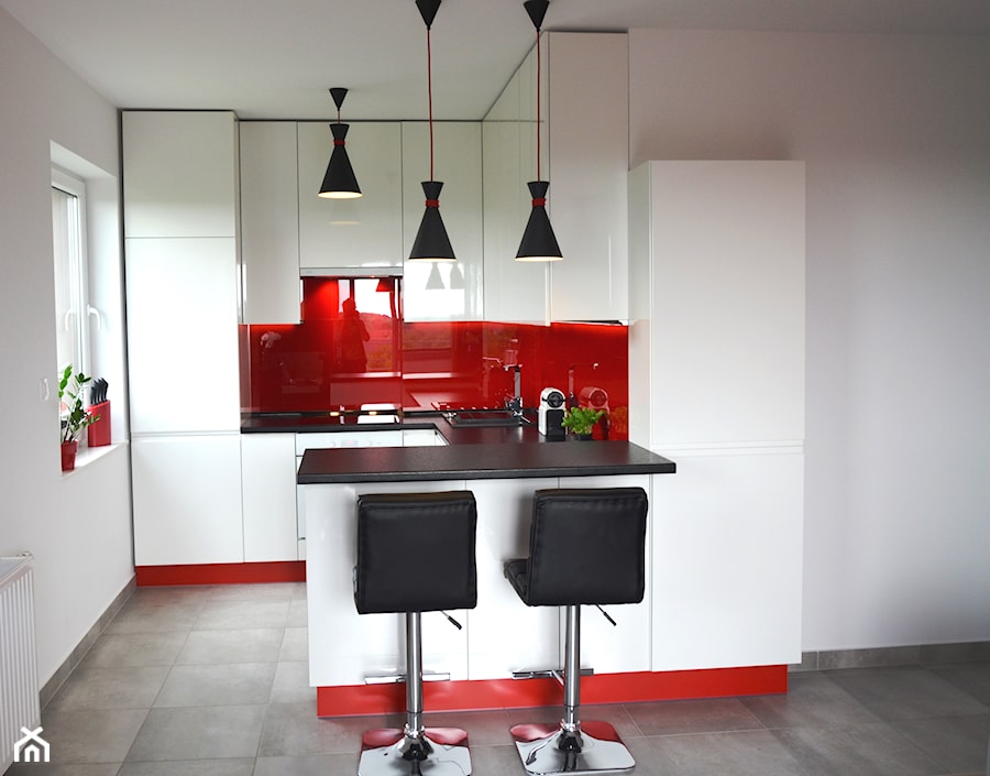 Geometryczna kuchnia w apartamentowcu - zdjęcie od Dudeko - Meble na zamówienie
