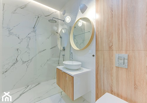 APARTAMENT GDAŃSK - Mała bez okna z lustrem z marmurową podłogą łazienka, styl nowoczesny - zdjęcie od INSIDERS