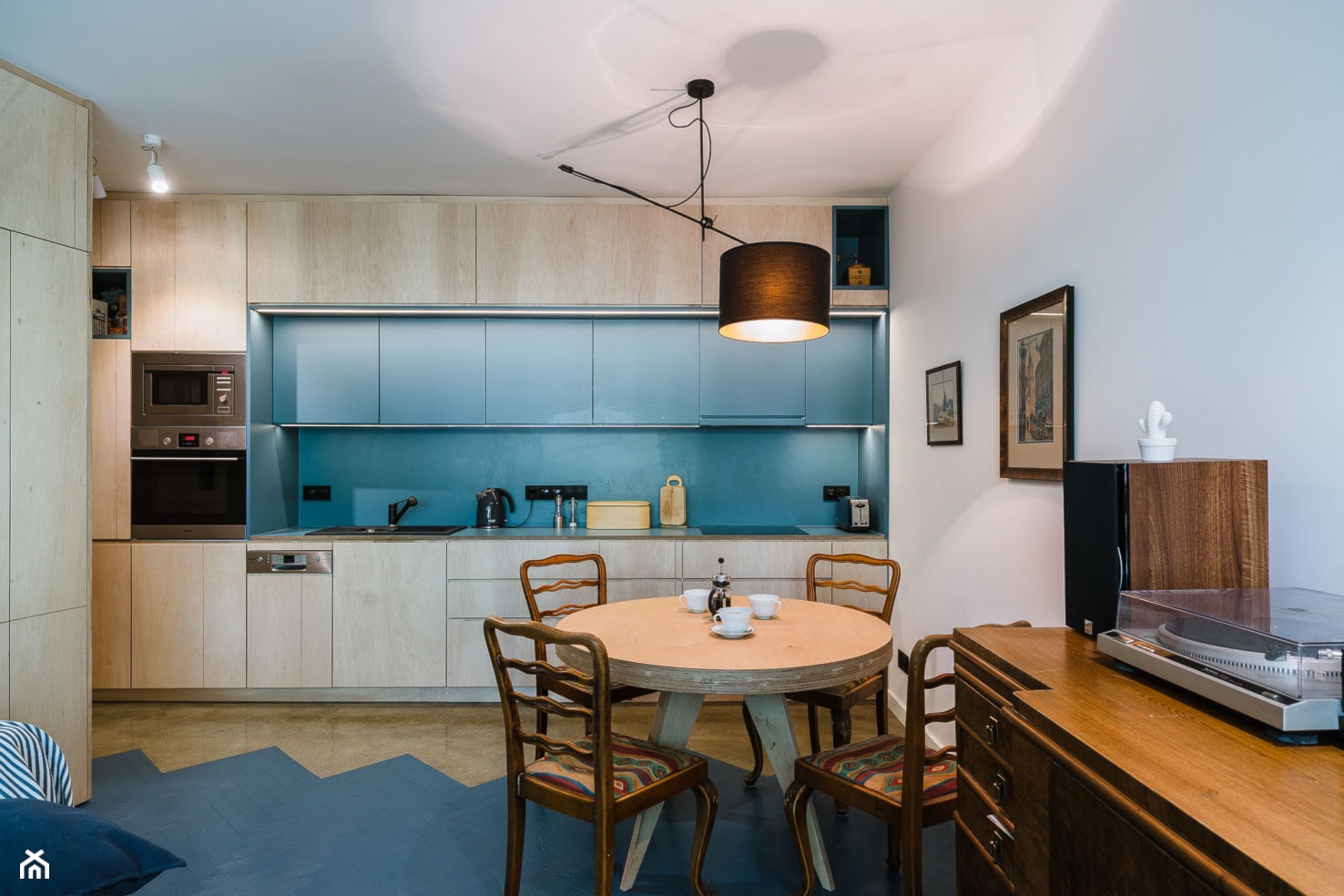 Mieszkanie na Sielcach - Średnia otwarta z salonem z kamiennym blatem biała niebieska z zabudowaną lodówką z lodówką wolnostojącą z nablatowym zlewozmywakiem kuchnia jednorzędowa - zdjęcie od Mili Młodzi Ludzie - Homebook