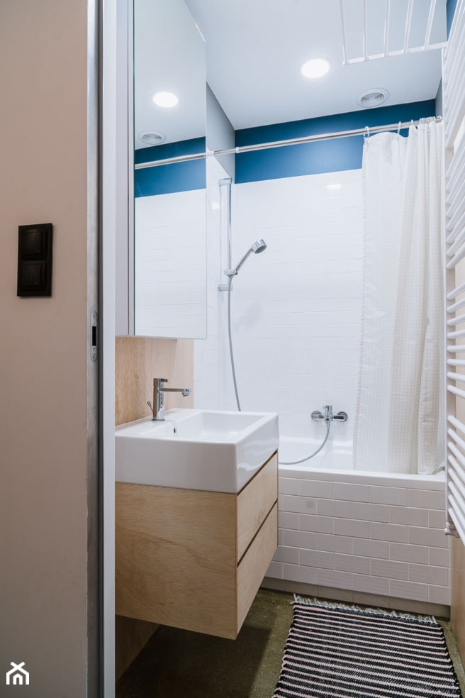 Mieszkanie na Sielcach - Mała bez okna z lustrem z punktowym oświetleniem łazienka - zdjęcie od Mili Młodzi Ludzie