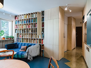 Mieszkanie na Sielcach - Średni biały salon z kuchnią z jadalnią z bibiloteczką - zdjęcie od Mili Młodzi Ludzie