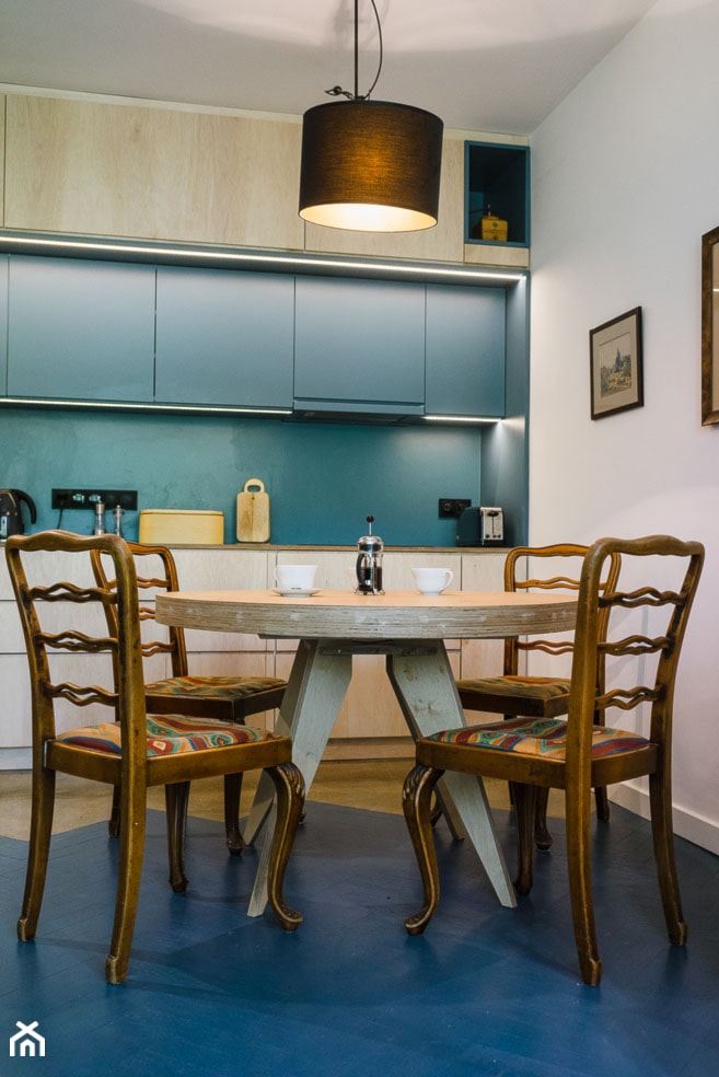 Mieszkanie na Sielcach - Mała niebieska szara jadalnia w kuchni - zdjęcie od Mili Młodzi Ludzie - Homebook
