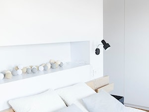 Mieszkanie w szeregowcu - Mała biała sypialnia - zdjęcie od Mili Młodzi Ludzie