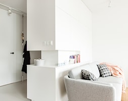 Mieszkanie na Piątkowie - Mały biały salon - zdjęcie od Mili Młodzi Ludzie - Homebook
