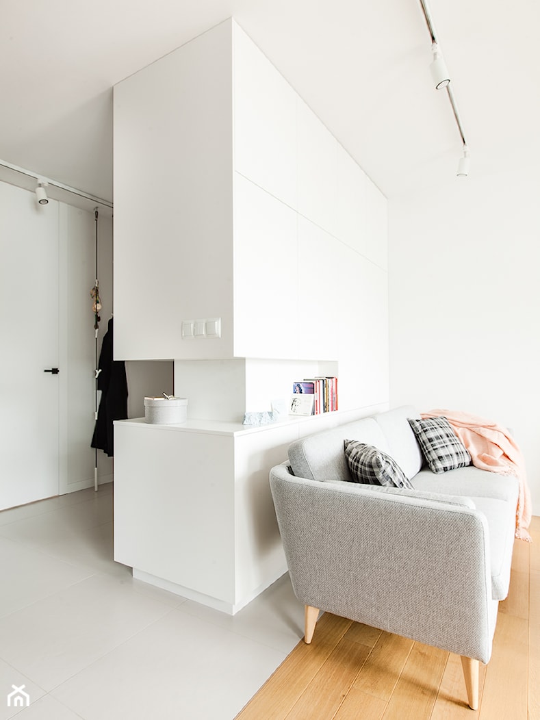 Mieszkanie na Piątkowie - Mały biały salon - zdjęcie od Mili Młodzi Ludzie - Homebook