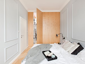 Mieszkanie w kamienicy - Mała szara sypialnia z garderobą - zdjęcie od Mili Młodzi Ludzie