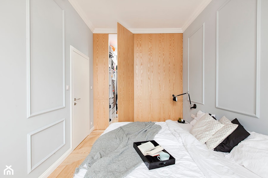 Mieszkanie w kamienicy - Mała szara sypialnia z garderobą - zdjęcie od Mili Młodzi Ludzie
