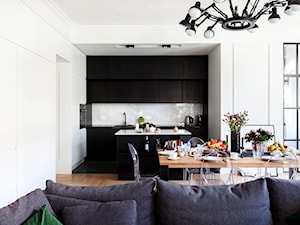 Mieszkanie w kamienicy - Średni biały czarny salon z kuchnią z jadalnią - zdjęcie od Mili Młodzi Ludzie