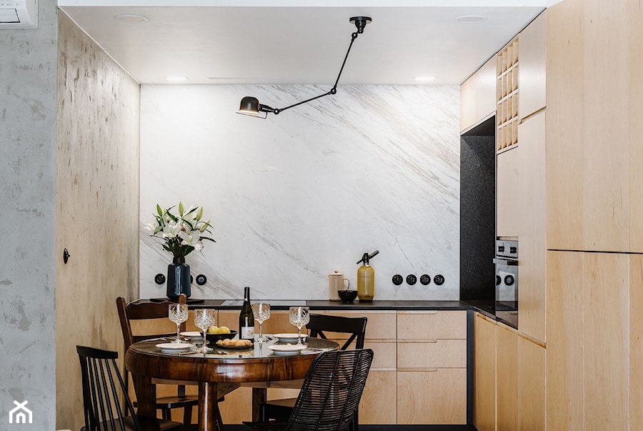 Mieszkanie na Mokotowie - Mała otwarta z salonem biała czarna z zabudowaną lodówką kuchnia w kształcie litery l z kompozytem na ścianie nad blatem kuchennym z marmurem nad blatem kuchennym - zdjęcie od Mili Młodzi Ludzie