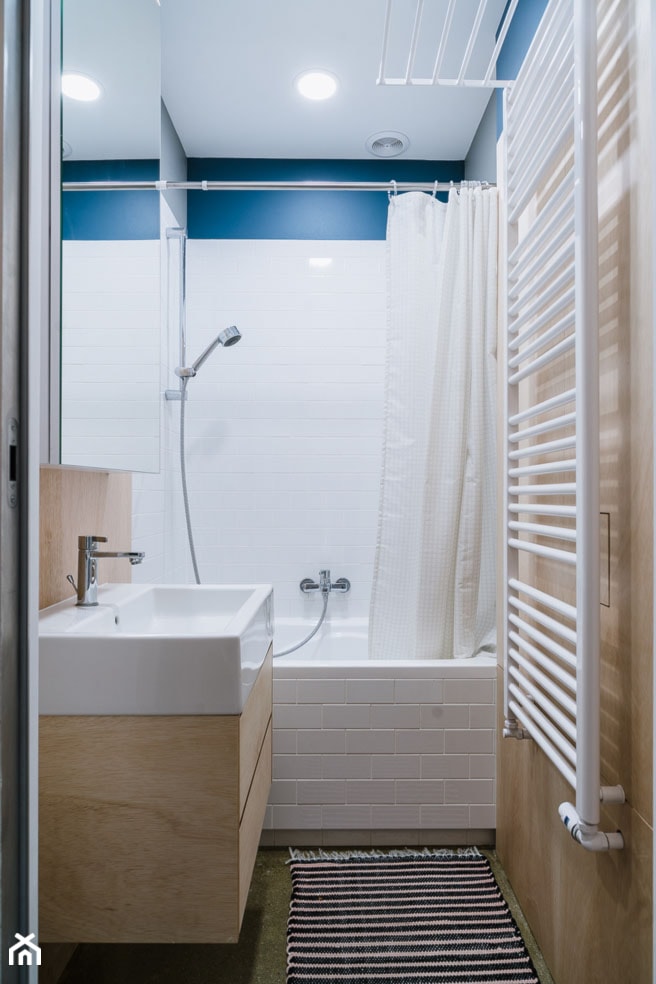 Mieszkanie na Sielcach - Mała bez okna z lustrem z punktowym oświetleniem łazienka - zdjęcie od Mili Młodzi Ludzie - Homebook