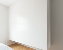 Mieszkanie na Piątkowie - Średnia biała sypialnia - zdjęcie od Mili Młodzi Ludzie - Homebook