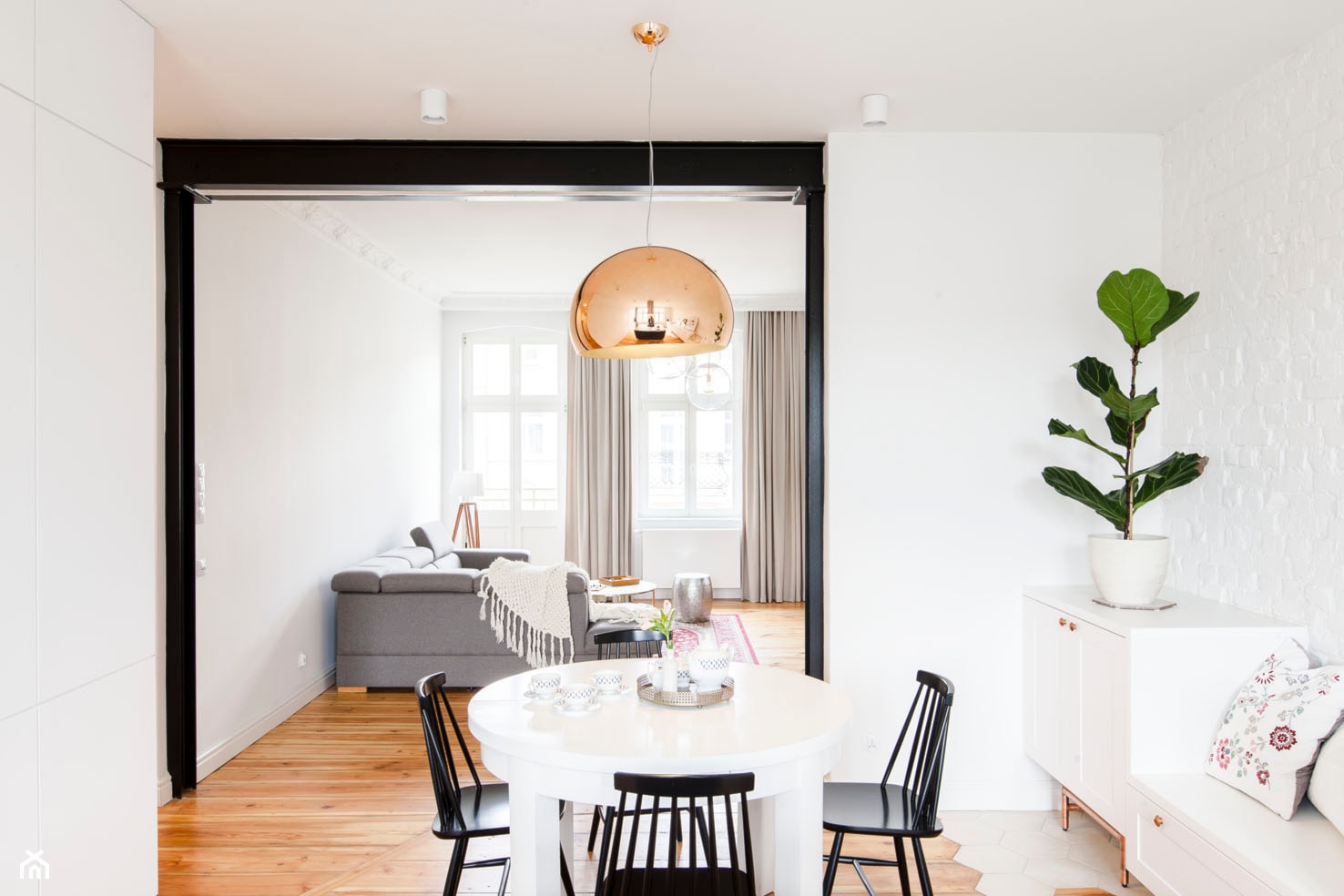 Mieszkanie na Wildzie - Średnia biała jadalnia jako osobne pomieszczenie - zdjęcie od Mili Młodzi Ludzie - Homebook