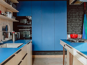 Mieszkanie w Nikiszowcu - Średnia otwarta z kamiennym blatem czarna z zabudowaną lodówką z nablatowym zlewozmywakiem kuchnia w kształcie litery l z wyspą lub półwyspem - zdjęcie od Mili Młodzi Ludzie