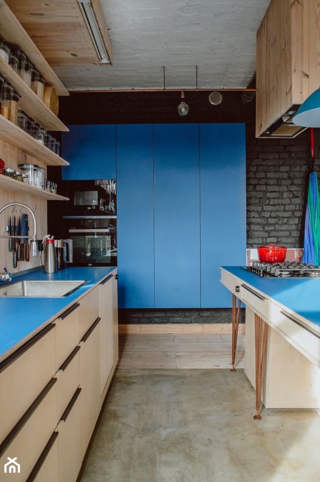 Mieszkanie w Nikiszowcu - Średnia otwarta z kamiennym blatem czarna z zabudowaną lodówką z nablatowym zlewozmywakiem kuchnia w kształcie litery l z wyspą lub półwyspem - zdjęcie od Mili Młodzi Ludzie - Homebook